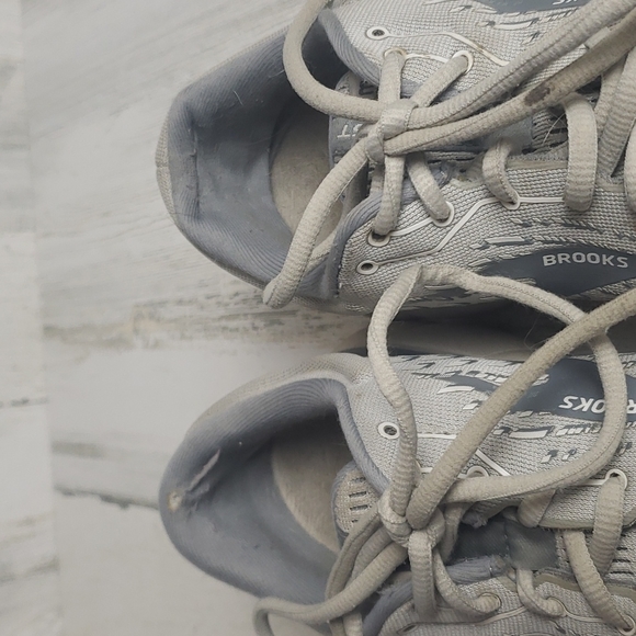 Brooks Ghost 13 gray and white running shoes. Size 10W - Picture 4 of 12